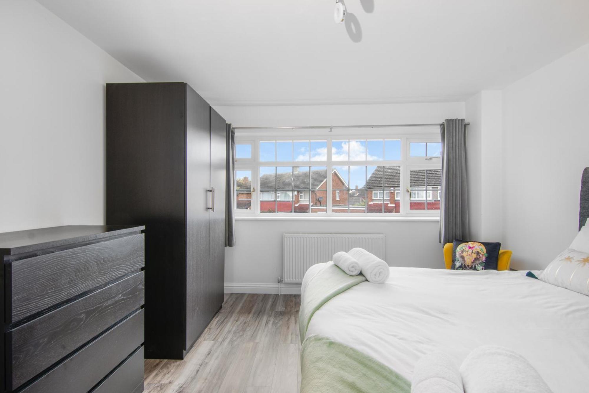 Onsitestays - Spacious 3 Bed House With Garden, Wifi & 4 Plus Parking Грейвсенд Экстерьер фото